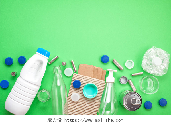 绿色背景上的工具为回收而准备的各种废料的平躺。塑料, 玻璃, 纸, 锡罐。社会责任、生态关怀理念